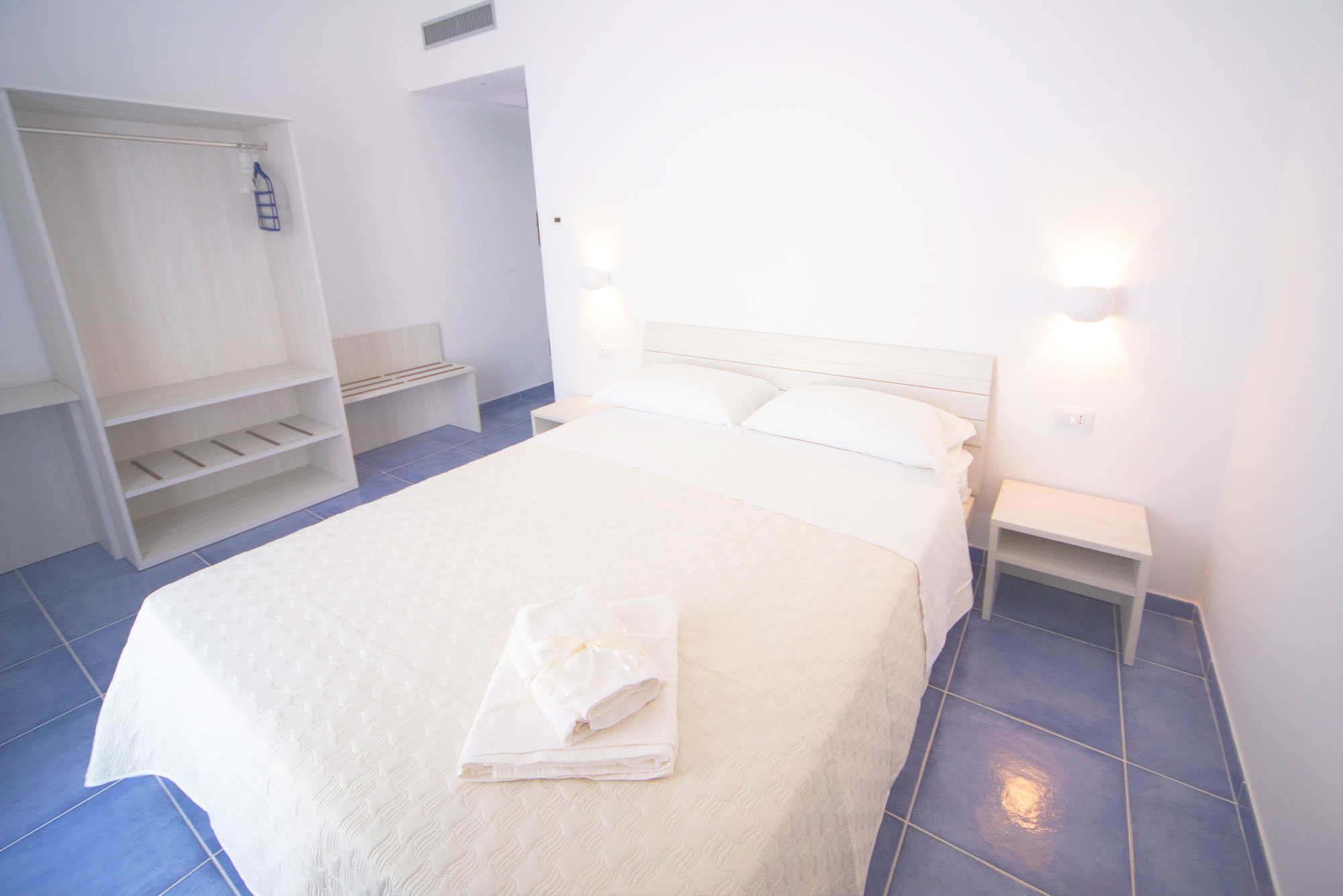 Roccella-waterfront-residence-letto-3