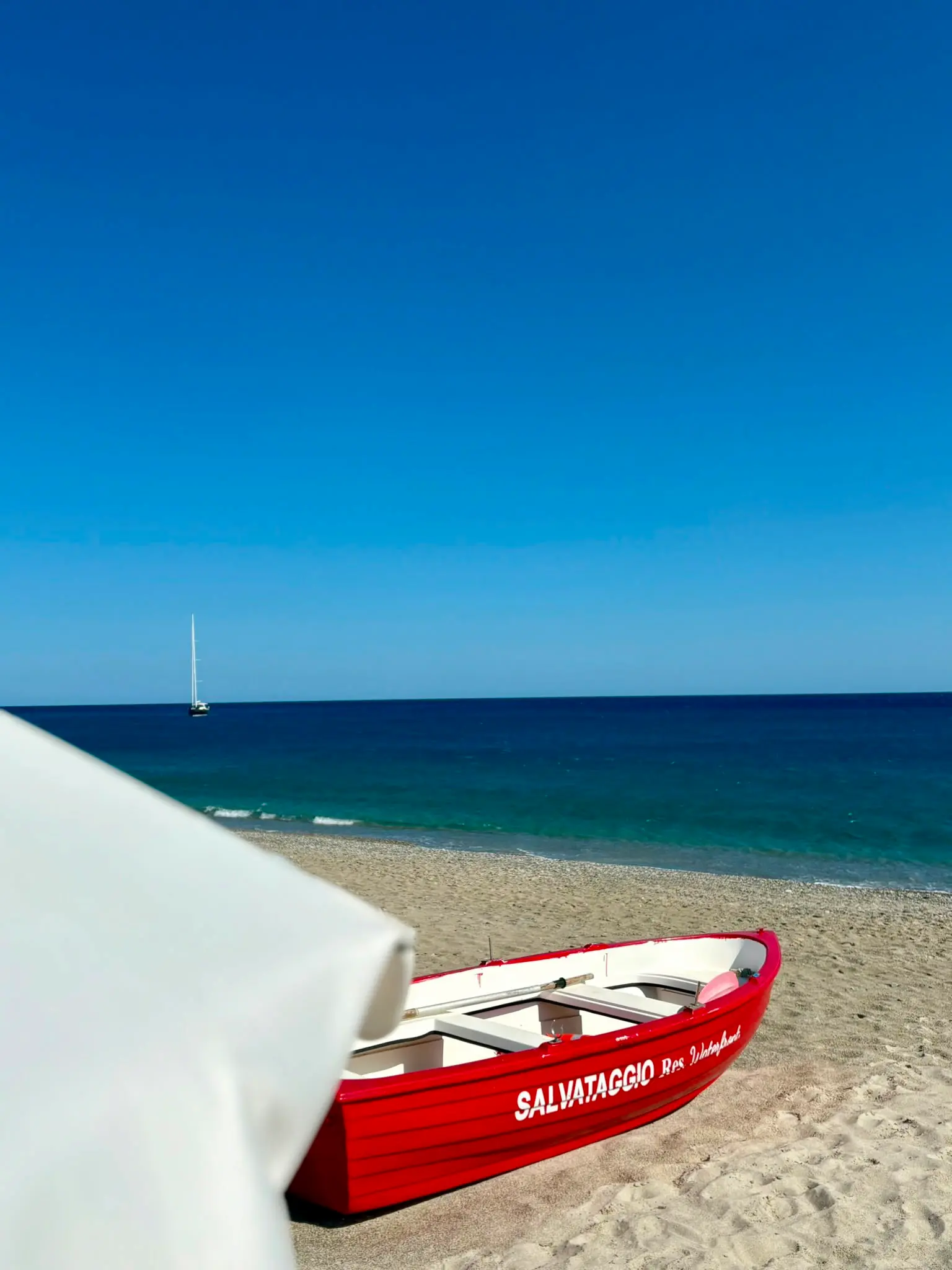 Gozzo di salvataggio del Residence Waterfront sulla spiaggia